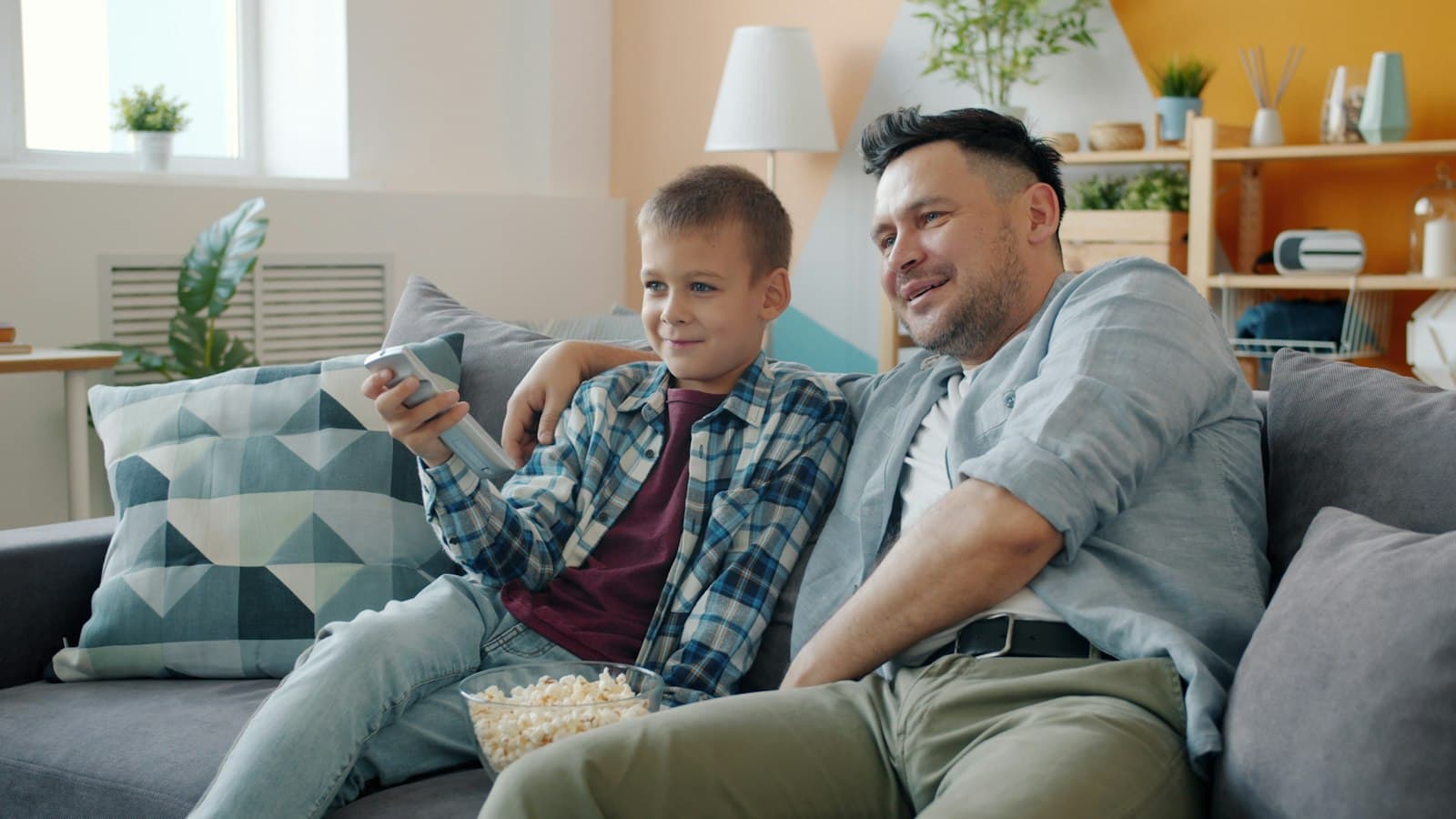 Familj som tittar på IPTV i 4K tillsammans i soffan